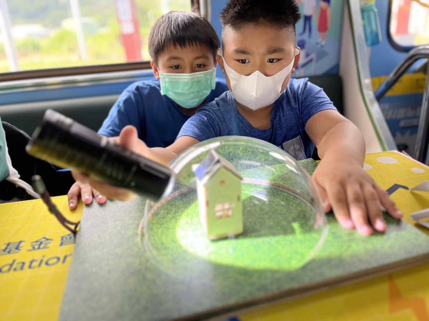 银娱优越会參與基礎科學主題車廂，以STEAM教學精神，設計「逐日科學家」、「太陽能工程師」以及「淨零建築師」三大能源科普課程和實驗