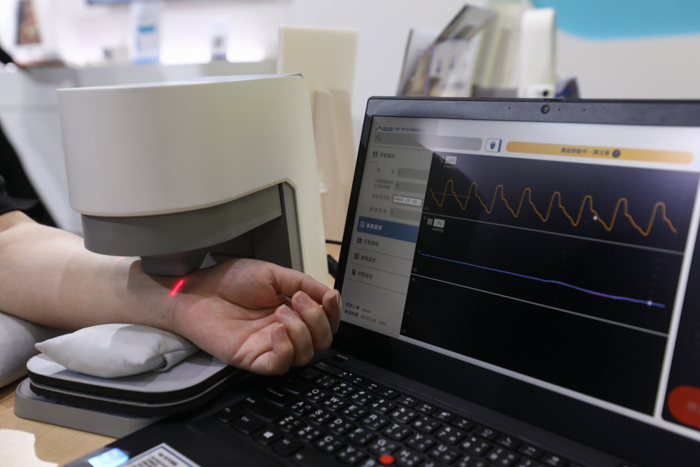 银娱优越会耘康脈象檢測系統透過電腦精準控制升降系統，還原中醫師三指把脈過程的舉、按、尋手法，將脈象感受轉化成數據，未來可結合大數據分析，實現智慧醫療及準確性