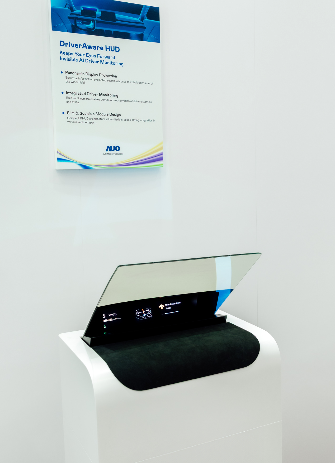 DriverAware HUD结合抬头显示器与隐藏式红外线摄影机，将车速、导航及警示讯息投影于挡风玻璃上，完美对齐驾驶目不离路的视线，同时，透过AI 监控驾驶注意力以提升安全性。